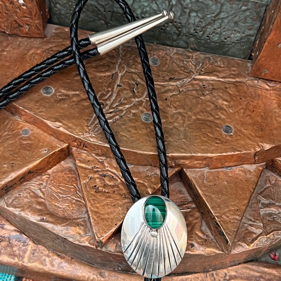 Vintage Native American Sterling Silver Malachite Bolo Tie - Picture 9 of 11